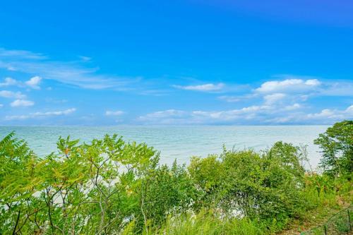 a view of the ocean from the beach at Johnson Cottage in Glenn