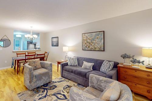 ein Wohnzimmer mit Sofa und ein Esszimmer in der Unterkunft Sand, Shells & Sunsets in Brewster