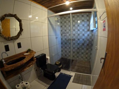 a bathroom with a shower and a sink at Casa de toras in Campo Alegre