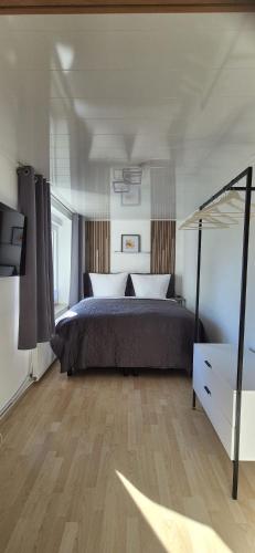 a bedroom with a bed and a wooden floor at Lem-Lux in Lemgo