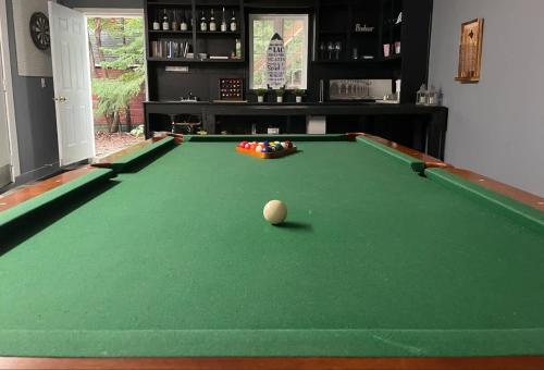 a green pool table with a ball on it at Le rocher - St-Adolphe in Saint Adolphe D'Howard