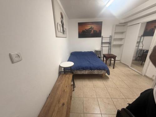 a bedroom with a bed with a blue blanket at ברזיליאנו - Braziliano in Eilat