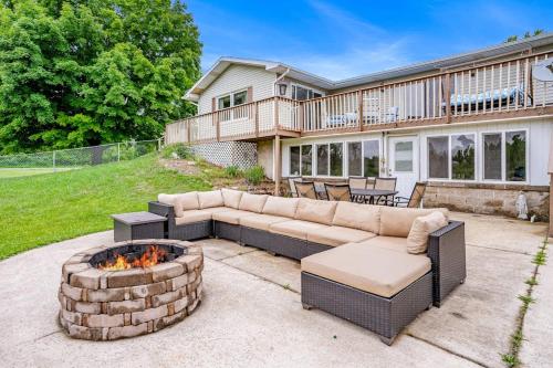 a couch and a fire pit in front of a house at Fontano Casa in Coloma
