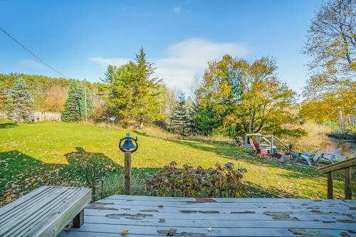 ein Park mit einer Bank und einem Picknicktisch in der Unterkunft Riverside Abode in Thompsonville