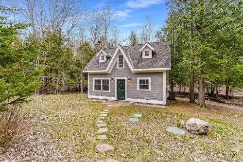 a small house with a green door in a yard at Cedar Nook in Arcadia