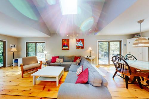 ein Wohnzimmer mit Sofa und Tisch in der Unterkunft Tree Top Oasis in Truro