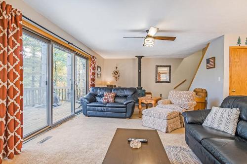 a living room with a couch and a table at McKenzie's Lodge in Thompsonville