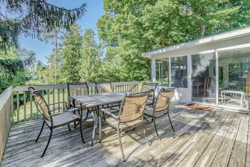 a wooden deck with a table and chairs on it at Hal's Hideaway in Beulah