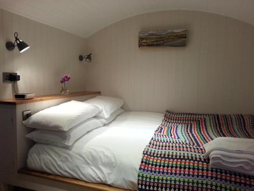 Tempat tidur dalam kamar di The Farm Hut