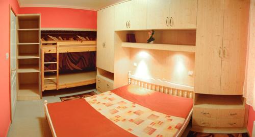 ハイドゥソボスローにあるHoliday Home Roseの小さな客室で、ベッド1台、棚が備わります。