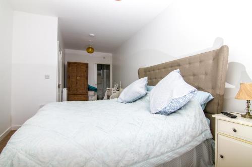 ビードネルにあるFarneholm Annex Cottageのベッドルーム(白いベッド、青い枕付)