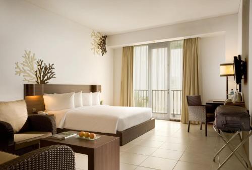 Postel nebo postele na pokoji v ubytování Hotel Santika Bangka
