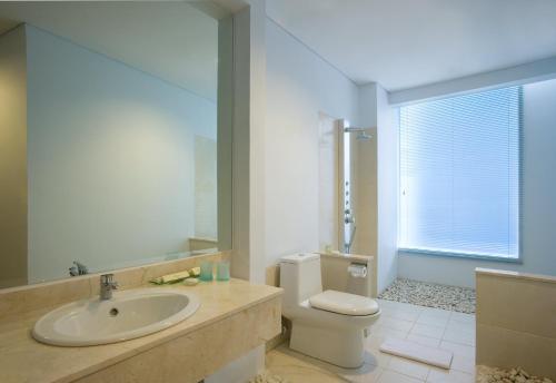 Bilik mandi di Hotel Santika Bangka