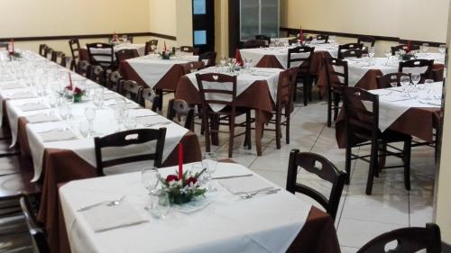 Incontro Montoro Guest House & Restaurant tesisinde bir restoran veya yemek mekanı