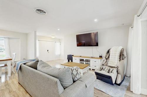 a living room with a couch and a tv at The Flip Flop Stop in Naples