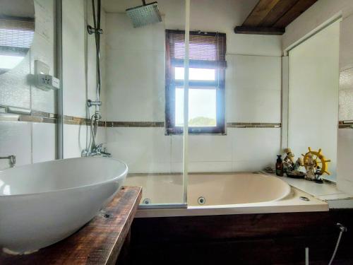 a large white tub in a bathroom with a window at Luz Marina Cabaña Pettit Hidromasaje in Punta Colorada