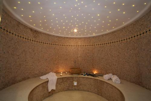 a bathroom with a bath tub with a ceiling with stars at Paradise Hotel & Wellness in Saint Vincent