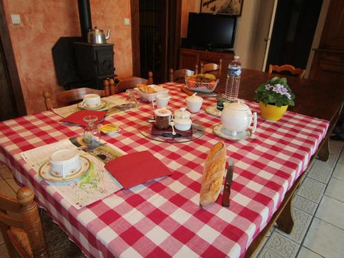 een tafel met een rood en wit geruit tafelkleed bij La Piaule in Saint-Pierre-le-Vieux