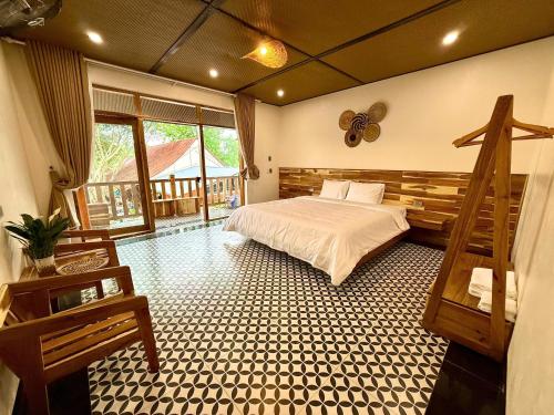 a bedroom with a bed and a balcony at Chài Homestay Sầm Sơn in Sầm Sơn