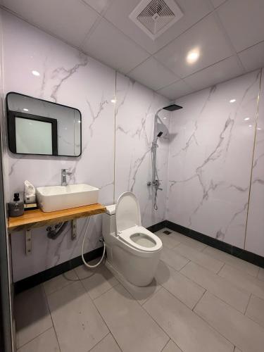 a bathroom with a toilet and a sink at Chài Homestay Sầm Sơn in Sầm Sơn