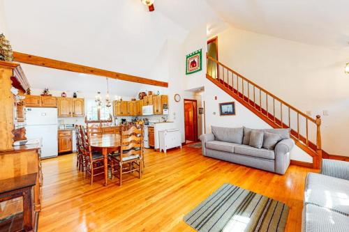 eine Küche und ein Wohnzimmer mit einem Tisch und einem Sofa in der Unterkunft Haven Cottage in Brewster