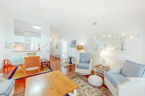ein Wohnzimmer mit Sofa, Stühlen und einem Tisch in der Unterkunft Ocean Mandevilla in Brewster