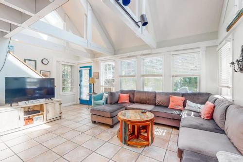 ein Wohnzimmer mit Sofa und Fernseher in der Unterkunft Martha's Hideaway in Edgartown
