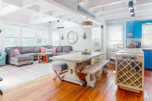 ein großes Wohnzimmer mit einem Tisch und einem Sofa in der Unterkunft Martha's Hideaway in Edgartown