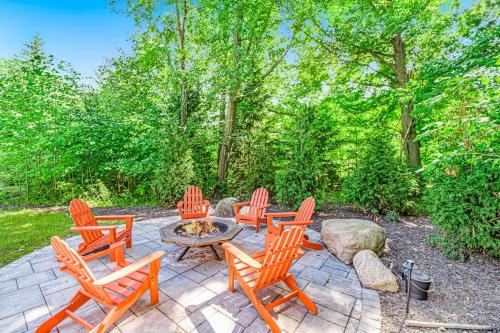 a group of chairs sitting around a fire pit at Friendly Farms in Lakeside