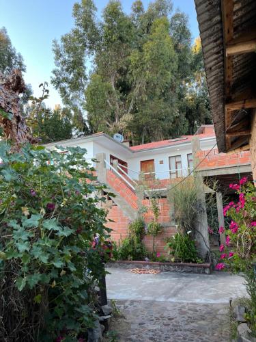 a view of a house from the garden at Qocha Simi Homestay in Ocosuyo