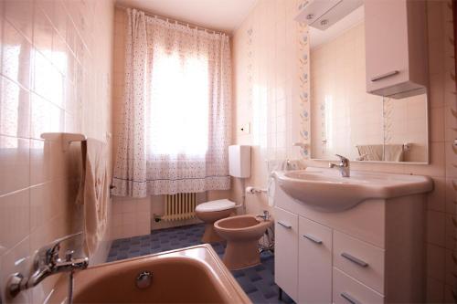 ロゾリーナにあるB&B ROSOLINAのバスルーム(洗面台、トイレ付)