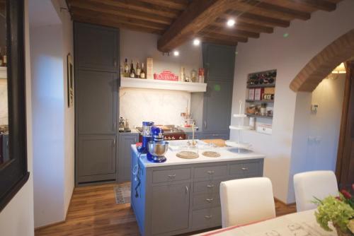 una cocina con una isla azul en una habitación en Villa Anna, en Colle Val D'Elsa