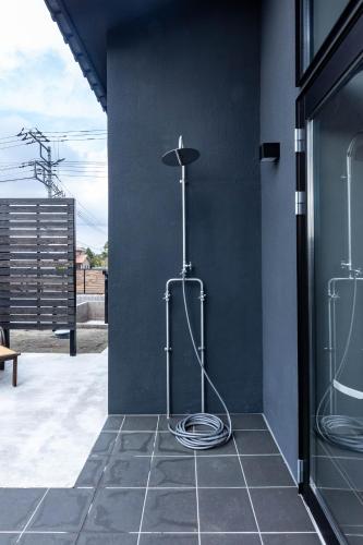 a room with a floor lamp on a wall at 貞芙庵 in Ichinomiya