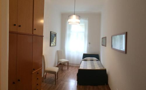 トリエステにあるEnjoy Triesteのベッドルーム1室(ベッド1台、テーブル、窓付)