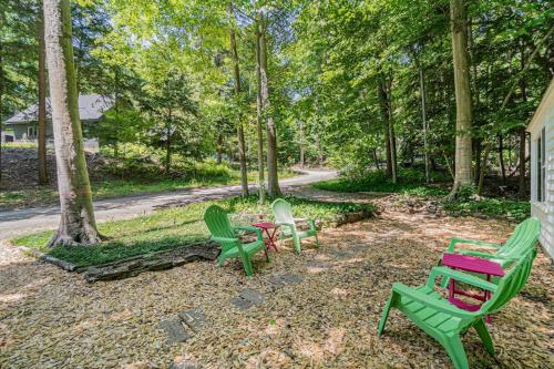 three green chairs and a table in a yard at Cottage Living in Beulah