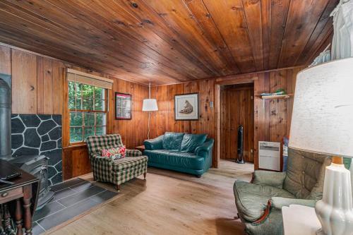 a living room with a couch and a fireplace at Cottage Living in Beulah