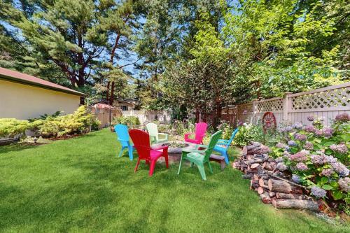 a group of chairs and a table in a yard at Wine Down Cottage in Union Pier