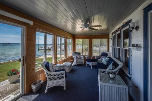 a screened in porch with chairs and a table at Kaap Kottage in Honor