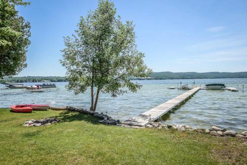 a tree next to a dock with boats in the water at Kaap Kottage in Honor