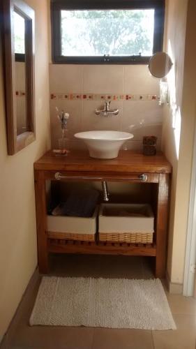 a bathroom with a sink and a mirror at La Celina Casas de Campo in Nono