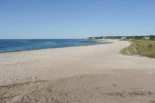 a sandy beach with the ocean in the background at Jesmond Cottage in Harwich
