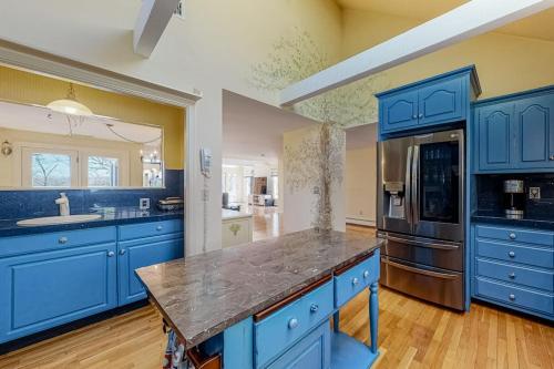 eine Küche mit blauen Schränken und einer Arbeitsplatte in der Unterkunft Lovells Landing in Cotuit