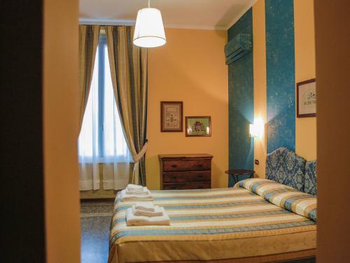 1 dormitorio con cama y ventana en Hotel Delle Rose, en Rapallo