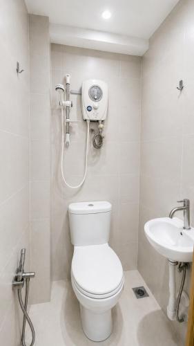 a bathroom with a toilet and a sink at JSD Hotel in Petaling Jaya