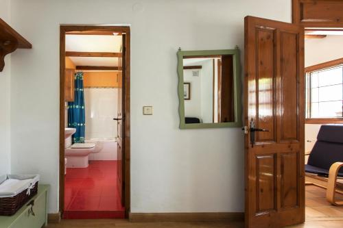 A bathroom at Apartamentos Rurales Playa del Canal
