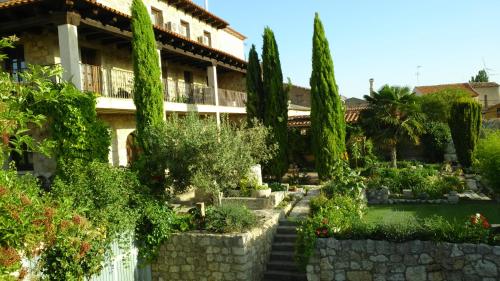 um jardim em frente a um edifício com árvores em Hotel Rural San Pelayo em San Pelayo