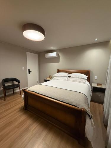 a bedroom with a large bed in a room at Suíte Boutique 302 Cheia de Graça in Divinópolis