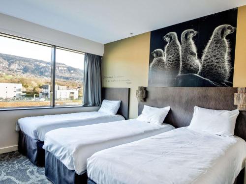 a hotel room with two beds and a window at ibis Styles Saint Julien en Genevois accès espace aquatique UCPA Vitam INCLUS in Neydens