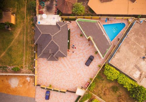 an overhead view of a swimming pool with a building at Bays Lodge, Accra in Accra