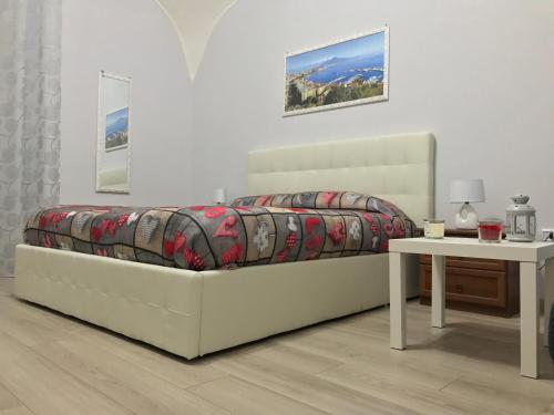 ナポリにあるLa Dimora Di Venereのベッドルーム1室(ベッド1台、白いテーブル付)